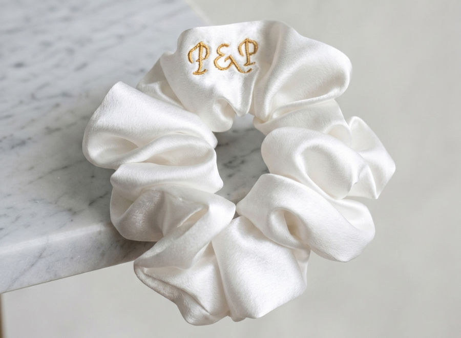 Haftowany monogram na jedwabiu