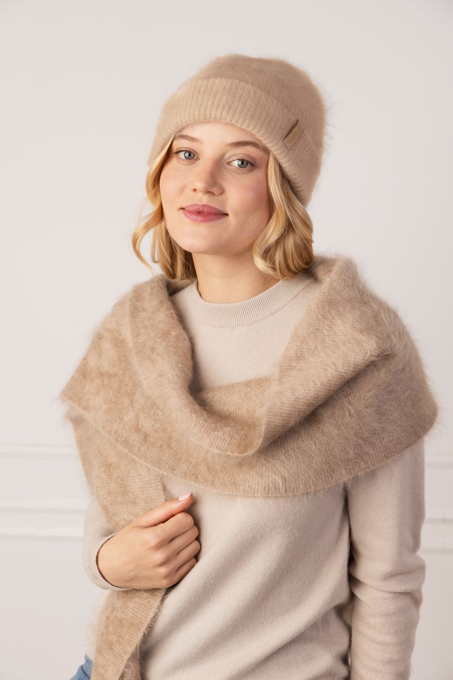 Beżowa czapka fluffy z kaszmiru szczotkowanego