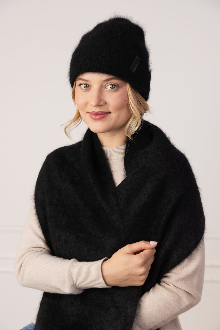 Czarna czapka fluffy z kaszmiru szczotkowanego