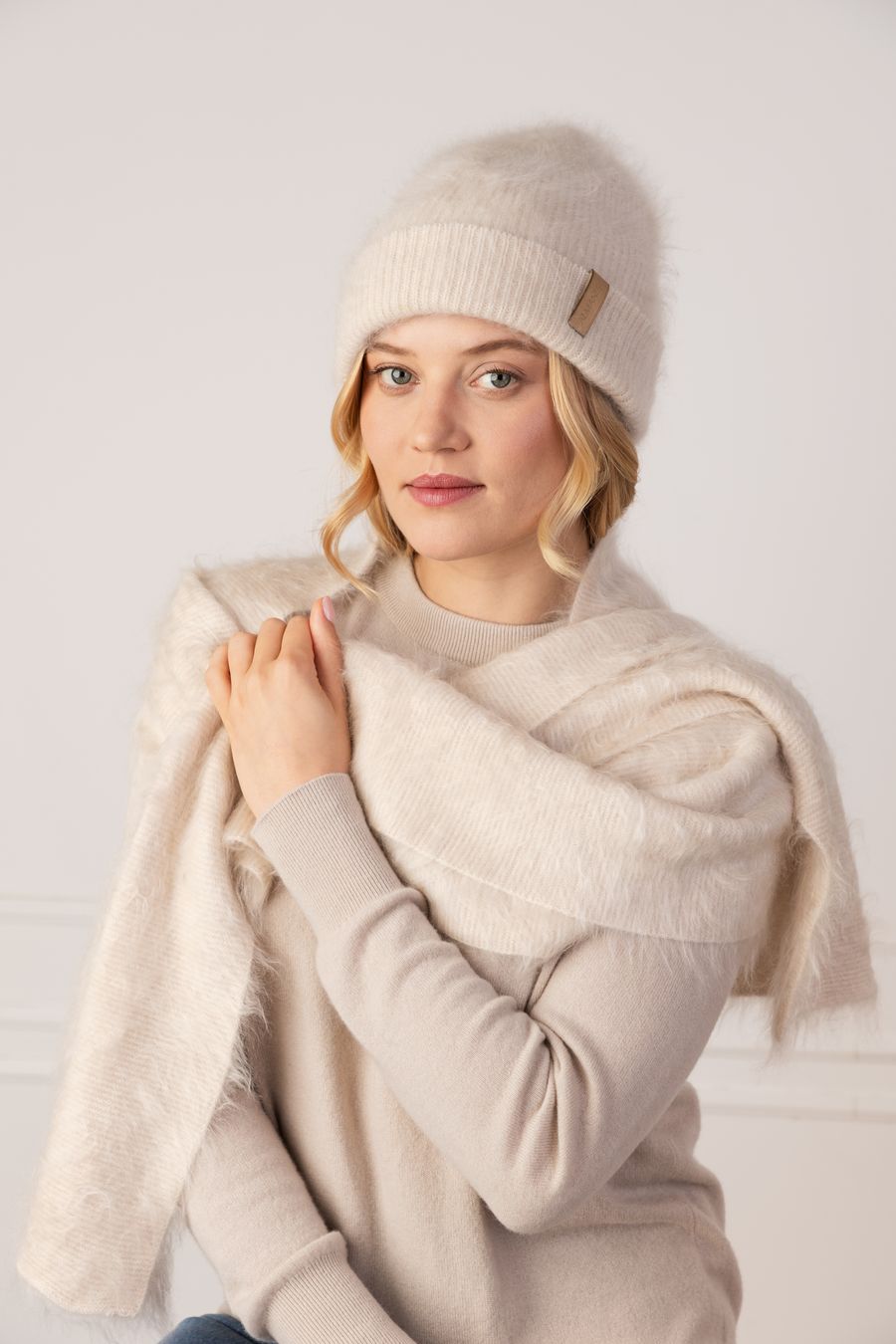 Czapka fluffy w kolorze ecru z kaszmiru szczotkowanego