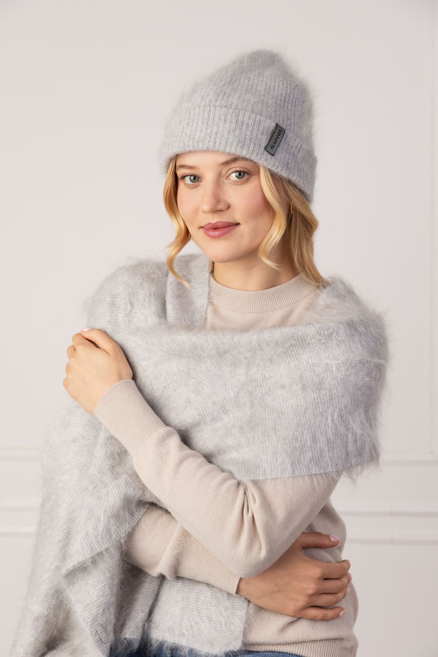 Jasnoszara czapka fluffy z kaszmiru szczotkowanego